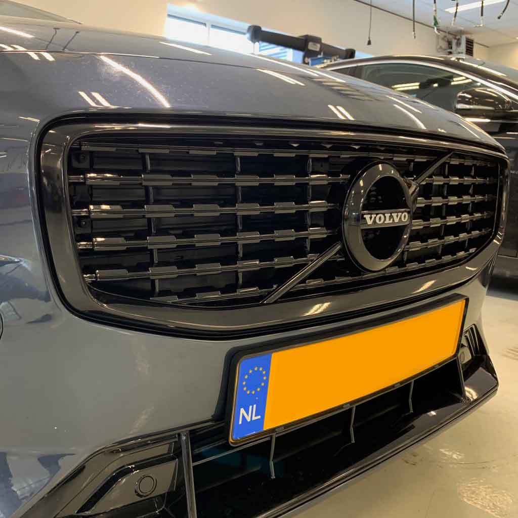 Volvo-gril-en-logo-wrappen-en-dippen