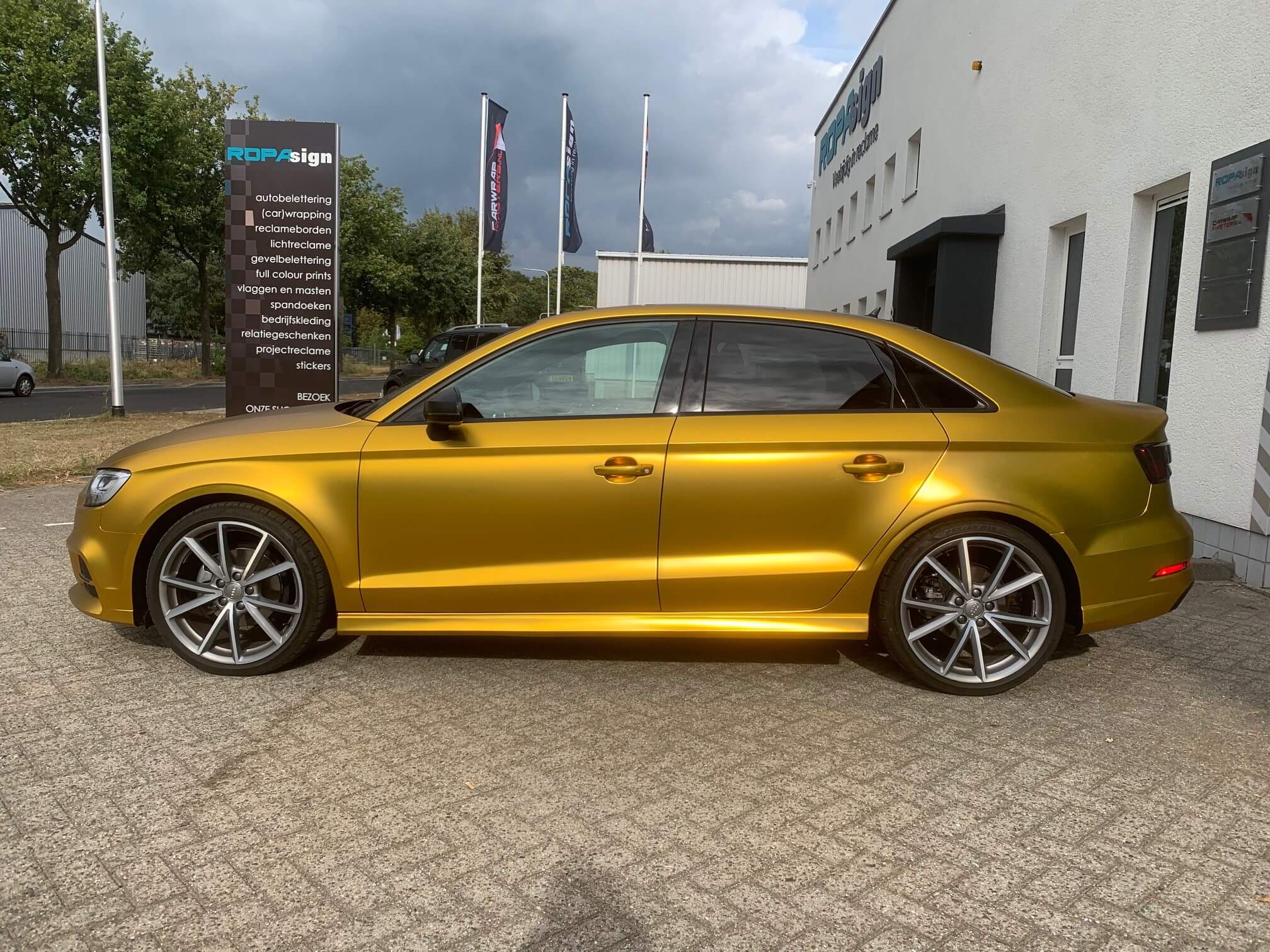 Fobie Boven hoofd en schouder Reis Carwrappen: Audi A3 Satin Gold - Carwrapmasters.nl